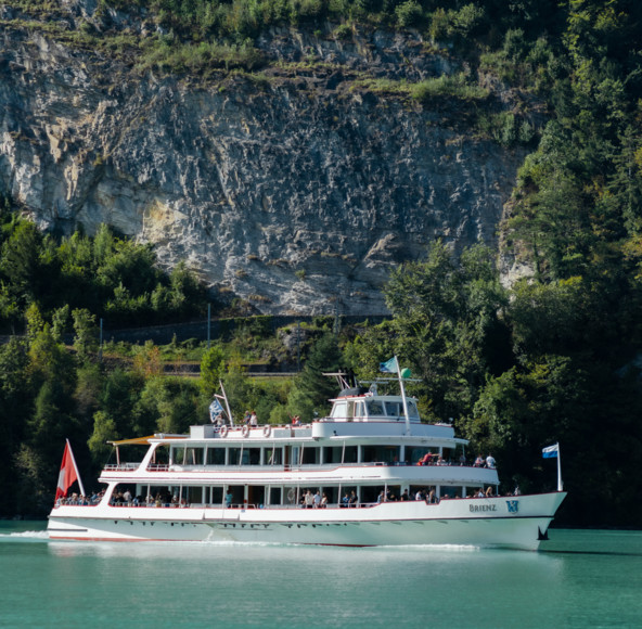 <p>Two picturesque lakes, Lake Thun and Lake Brienz, offer countless unique moments that captivate with their tranquility and beauty.<br>&nbsp;</p>