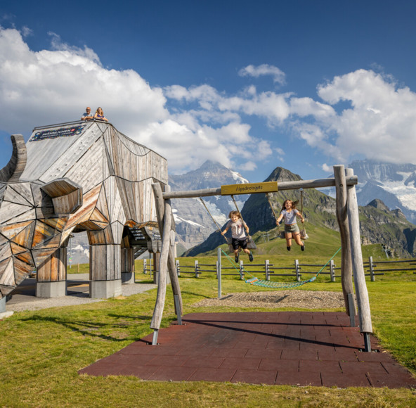 <p>The Männlichen is a beautiful excursion destination located at 2,343 meters above sea level, attracting numerous visitors in both summer and winter. It is easily accessible by cable car from Grindelwald Terminal.<br>&nbsp;</p>