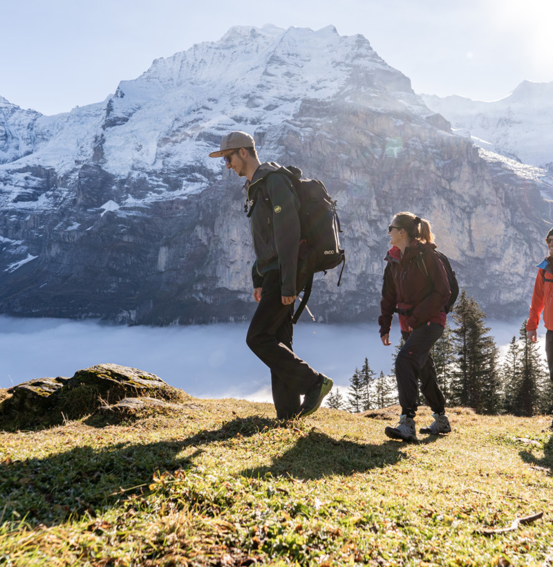 Wandern über dem Nebelmeer in Mürren-1