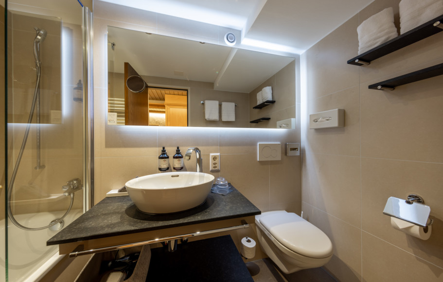 <p>Standard double rooms or superior double rooms with balcony and view of the famous Eiger North Face.</p>