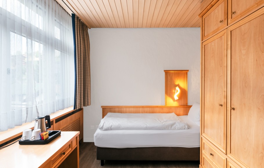 <p>Modern single rooms for a restful sleep.&nbsp;<br>On the north side or south facing with a balcony and a view of the Eiger North Face.&nbsp;</p>