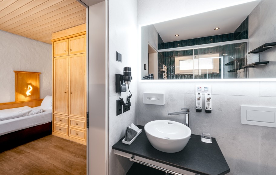 <p>Modern single rooms for a restful sleep.&nbsp;<br>On the north side or south facing with a balcony and a view of the Eiger North Face.&nbsp;</p>