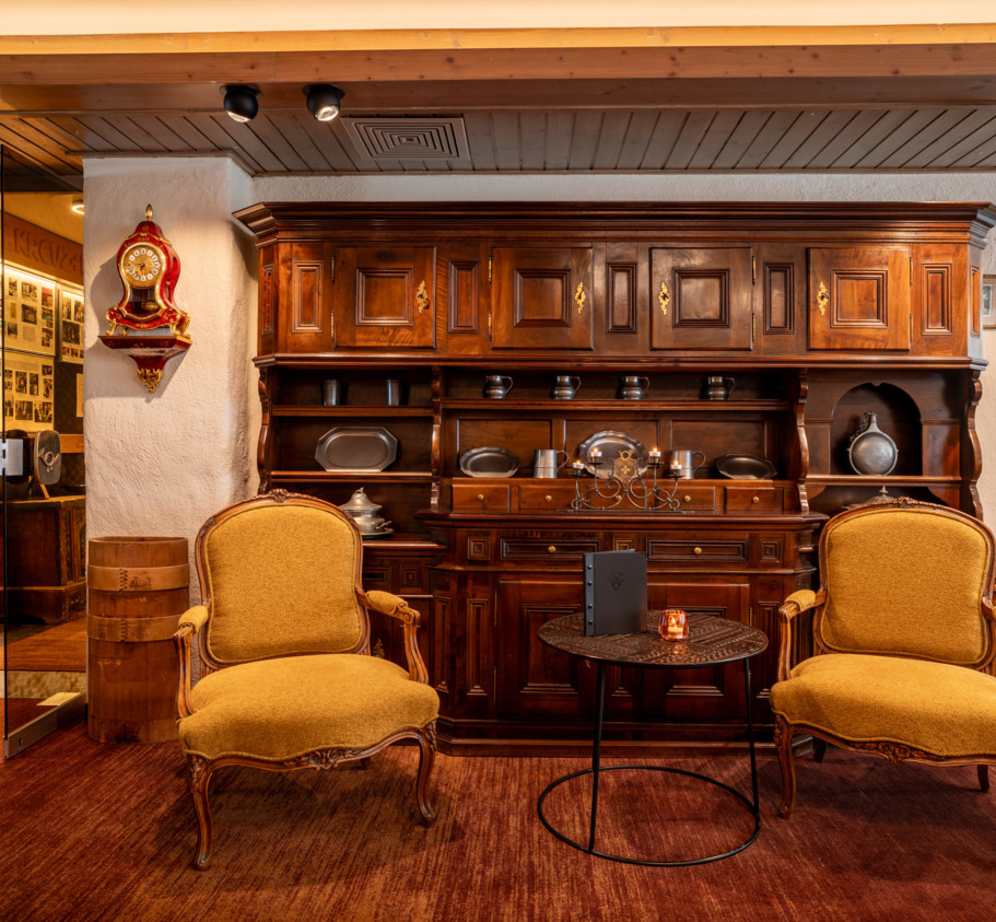 <p>Treat yourself to a fine drop from our diverse wine selection or enjoy an aperitif. After an eventful day in the mountains, you can relax with a drink in the Jukebox Lounge or on the terrace and be enchanted by the view of the Eiger North Face.</p><p>&nbsp;</p>