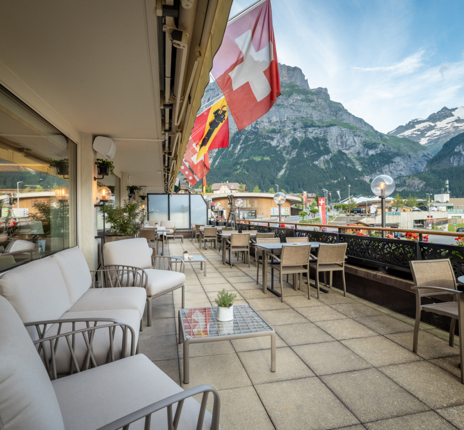 <p>Our Panoramic Dining Room offers a stunning setting with breathtaking views of the alpine peaks.&nbsp;<br>Start your day with a generous continental breakfast, and in high season, enjoy our evening service with delicious à la carte dishes.&nbsp;<br>With its spacious yet cozy atmosphere, it’s the perfect place for both intimate dinners and larger group gatherings.</p>