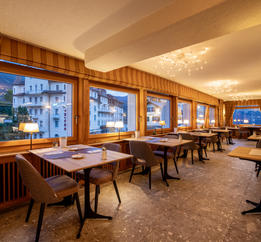 <p>Unser Panoramasaal bietet eine atemberaubende Kulisse mit spektakulärem Blick auf die Alpen.<br>Beginnen Sie den Tag mit einem reichhaltigen kontinentalen Frühstück und geniessen Sie in der Hochsaison am Abend köstliche à la carte Gerichte.<br>Mit seiner grosszügigen und gemütlichen Atmosphäre ist es der perfekte Ort für romantische Abendessen sowie grössere Gruppen.</p>