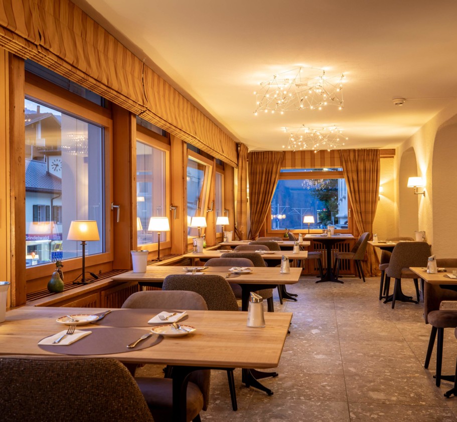 <p>Our Panoramic Dining Room offers a stunning setting with breathtaking views of the alpine peaks.&nbsp;<br>Start your day with a generous continental breakfast, and in high season, enjoy our evening service with delicious à la carte dishes.&nbsp;<br>With its spacious yet cozy atmosphere, it’s the perfect place for both intimate dinners and larger group gatherings.</p>