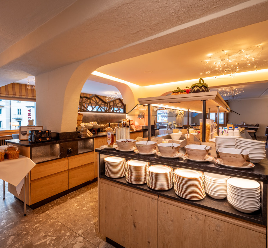 <p>Our Panoramic Dining Room offers a stunning setting with breathtaking views of the alpine peaks.&nbsp;<br>Start your day with a generous continental breakfast, and in high season, enjoy our evening service with delicious à la carte dishes.&nbsp;<br>With its spacious yet cozy atmosphere, it’s the perfect place for both intimate dinners and larger group gatherings.</p>