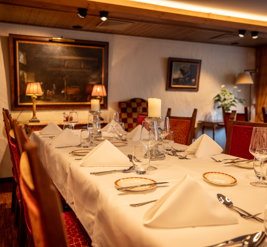 <p>Notre Salle à manger panoramique offre un cadre magnifique avec une vue imprenable sur les sommets alpins.<br>Commencez votre journée avec un généreux petit-déjeuner continental et, en haute saison, savourez notre service du soir avec de délicieux plats à la carte.<br>Avec son atmosphère spacieuse et chaleureuse, c'est l'endroit idéal pour des dîners intimes comme pour des repas en groupe.</p>