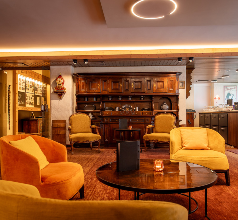 <p>Treat yourself to a fine drop from our diverse wine selection or enjoy an aperitif. After an eventful day in the mountains, you can relax with a drink in the Jukebox Lounge or on the terrace and be enchanted by the view of the Eiger North Face.</p><p>&nbsp;</p>