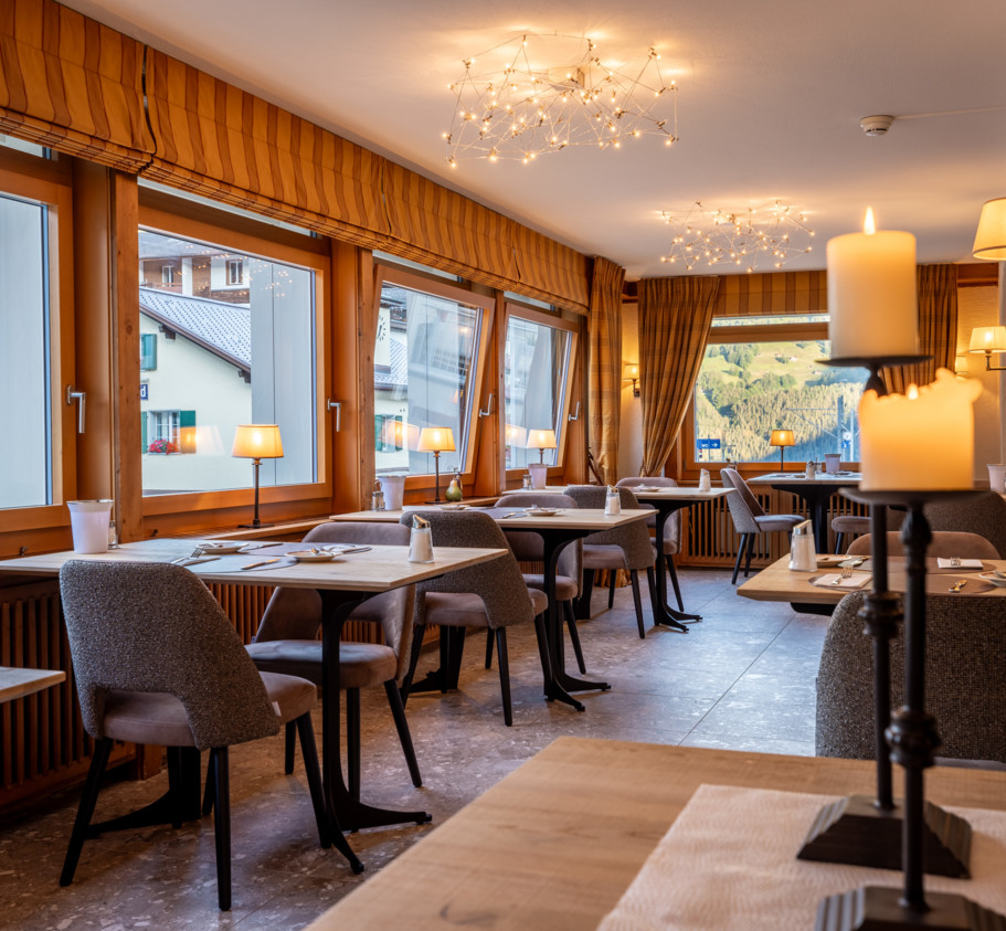 <p>Our Panoramic Dining Room offers a stunning setting with breathtaking views of the alpine peaks.&nbsp;<br>Start your day with a generous continental breakfast, and in high season, enjoy our evening service with delicious à la carte dishes.&nbsp;<br>With its spacious yet cozy atmosphere, it’s the perfect place for both intimate dinners and larger group gatherings.</p>