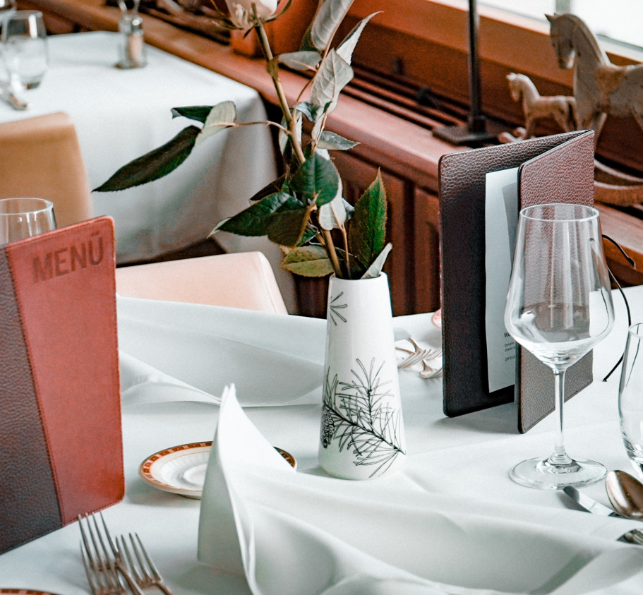 <p>Our Panoramic Dining Room offers a stunning setting with breathtaking views of the alpine peaks.&nbsp;<br>Start your day with a generous continental breakfast, and in high season, enjoy our evening service with delicious à la carte dishes.&nbsp;<br>With its spacious yet cozy atmosphere, it’s the perfect place for both intimate dinners and larger group gatherings.</p>