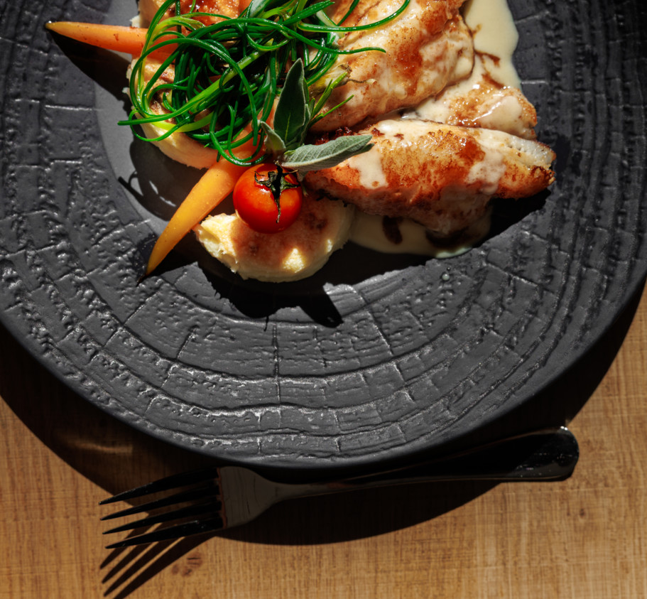 <p>Our Panoramic Dining Room offers a stunning setting with breathtaking views of the alpine peaks.&nbsp;<br>Start your day with a generous continental breakfast, and in high season, enjoy our evening service with delicious à la carte dishes.&nbsp;<br>With its spacious yet cozy atmosphere, it’s the perfect place for both intimate dinners and larger group gatherings.</p>