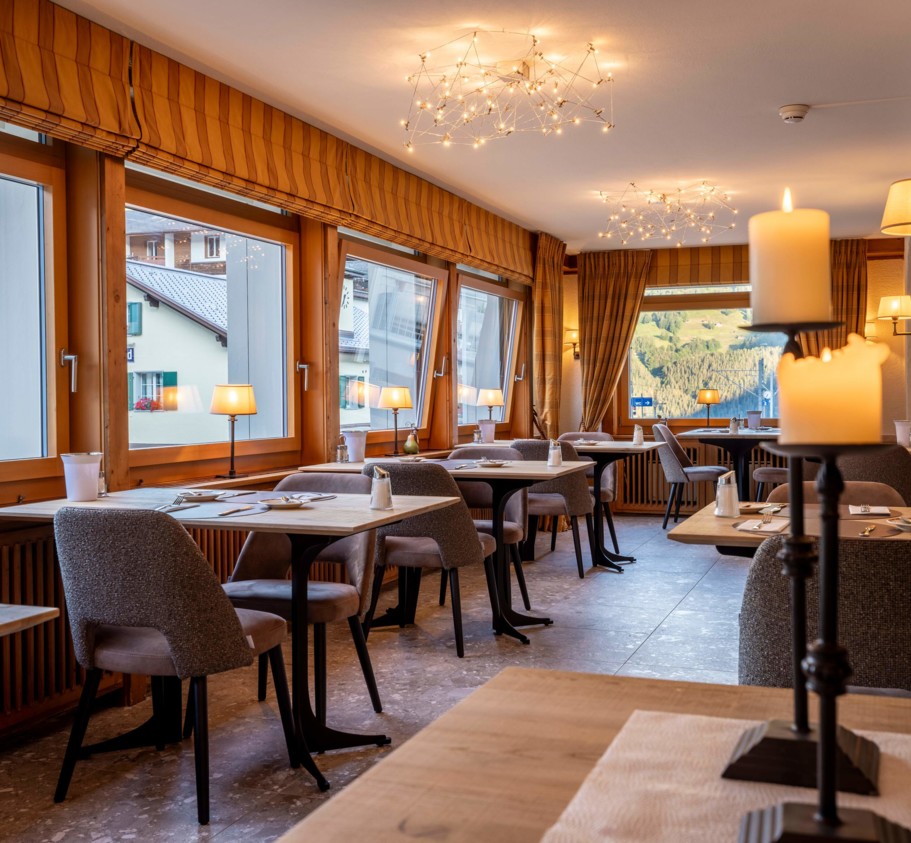 <p>Our Panoramic Dining Room offers a stunning setting with breathtaking views of the alpine peaks.&nbsp;<br>Start your day with a generous continental breakfast, and in high season, enjoy our evening service with delicious à la carte dishes.&nbsp;<br>With its spacious yet cozy atmosphere, it’s the perfect place for both intimate dinners and larger group gatherings.</p>
