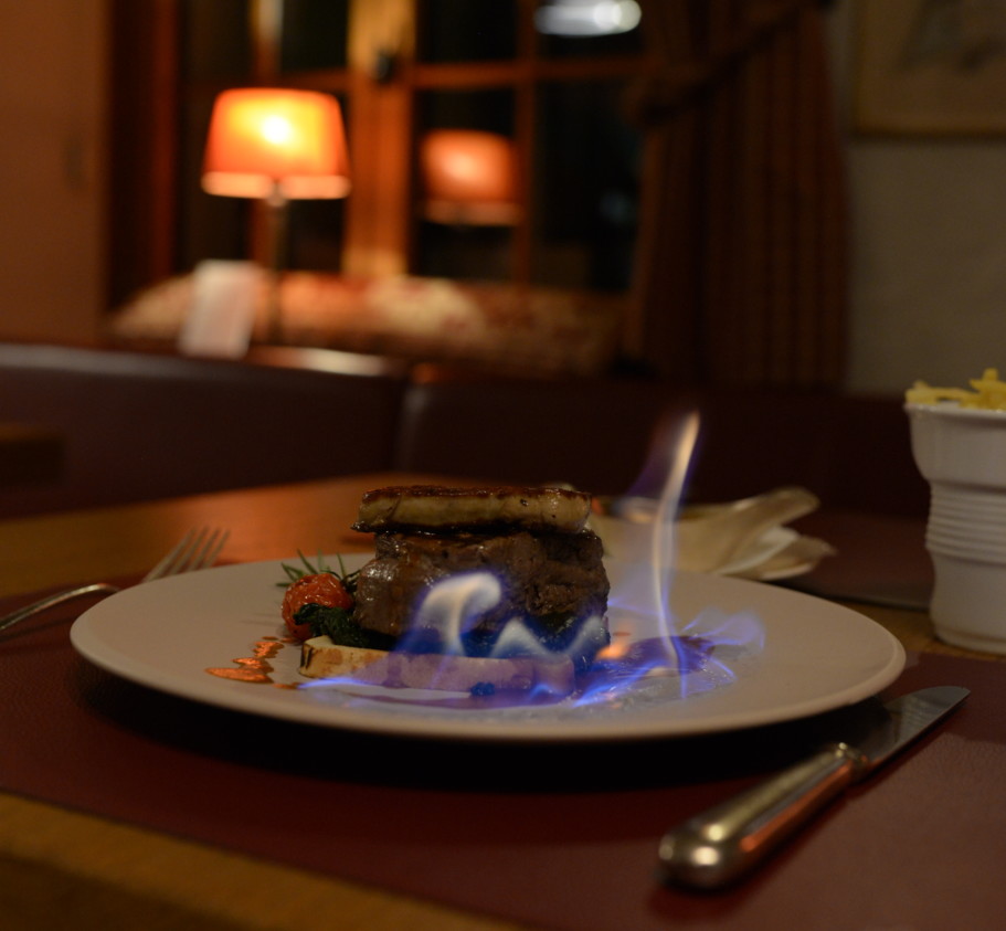 <p>Our Panoramic Dining Room offers a stunning setting with breathtaking views of the alpine peaks.&nbsp;<br>Start your day with a generous continental breakfast, and in high season, enjoy our evening service with delicious à la carte dishes.&nbsp;<br>With its spacious yet cozy atmosphere, it’s the perfect place for both intimate dinners and larger group gatherings.</p>