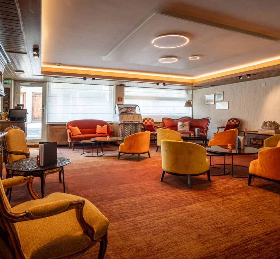 <p>Treat yourself to a fine drop from our diverse wine selection or enjoy an aperitif. After an eventful day in the mountains, you can relax with a drink in the Jukebox Lounge or on the terrace and be enchanted by the view of the Eiger North Face.</p><p>&nbsp;</p>