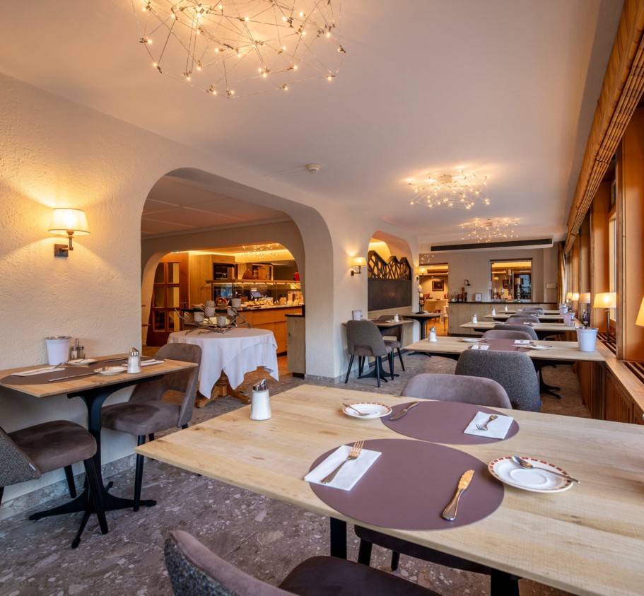 <p>Our Panoramic Dining Room offers a stunning setting with breathtaking views of the alpine peaks.&nbsp;<br>Start your day with a generous continental breakfast, and in high season, enjoy our evening service with delicious à la carte dishes.&nbsp;<br>With its spacious yet cozy atmosphere, it’s the perfect place for both intimate dinners and larger group gatherings.</p>