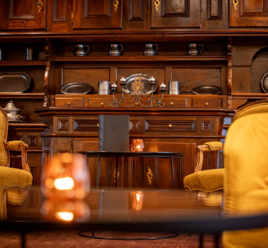 <p>Treat yourself to a fine drop from our diverse wine selection or enjoy an aperitif. After an eventful day in the mountains, you can relax with a drink in the Jukebox Lounge or on the terrace and be enchanted by the view of the Eiger North Face.</p><p>&nbsp;</p>