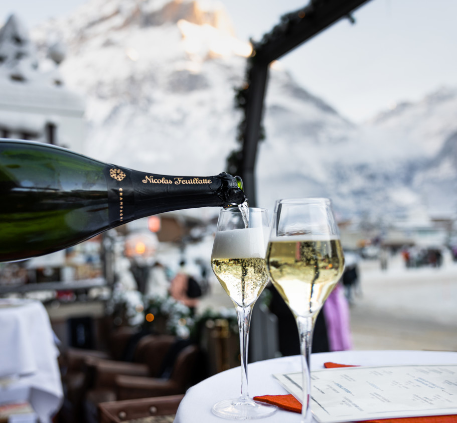 <p>Das traditionelle Restaurant mit seinen "Stübli" und Boulevardterrasse am Dorfplatz im Zentrum von Grindelwald ladet zum Verweilen und Geniessen ein.</p><p>In unserem Restaurant erwartet Sie eine Brasserie-Küche, die mit traditionellen, unkomplizierten Schweizer Klassikern und internationalen Spezialitäten begeistert.&nbsp;<br>Wir setzen auf klare, ehrliche Aromen – stets frisch zubereitet und voller Geschmack.</p><p>Wir freuen uns darauf, Sie kulinarisch zu verwöhnen.</p>