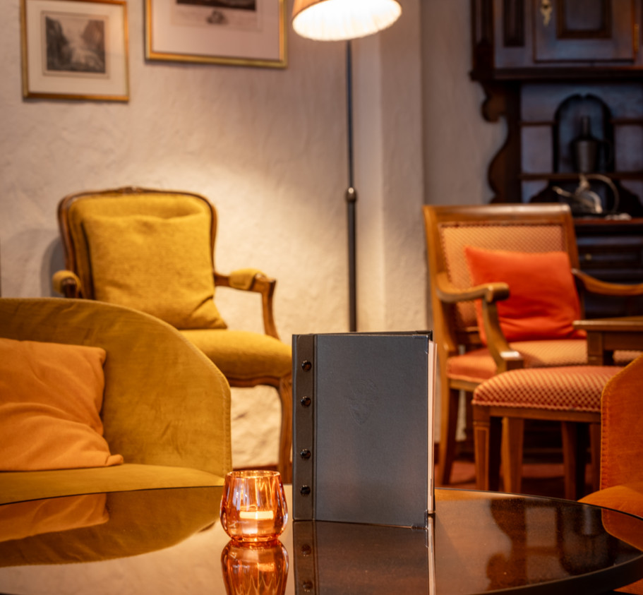 <p>Verwöhnen Sie sich mit einem feinen Tropfen aus unserer vielfältigen Weinauswahl oder geniessen Sie einen Aperitif. Nach einem erlebnisreichen Tag in den Bergen kann man bei einem Drink in der Jukebox Lounge oder auf der Terrasse herrlich entspannen und sich von der Aussicht auf die Eigernordwand verzaubern lassen.</p><p>&nbsp;</p>
