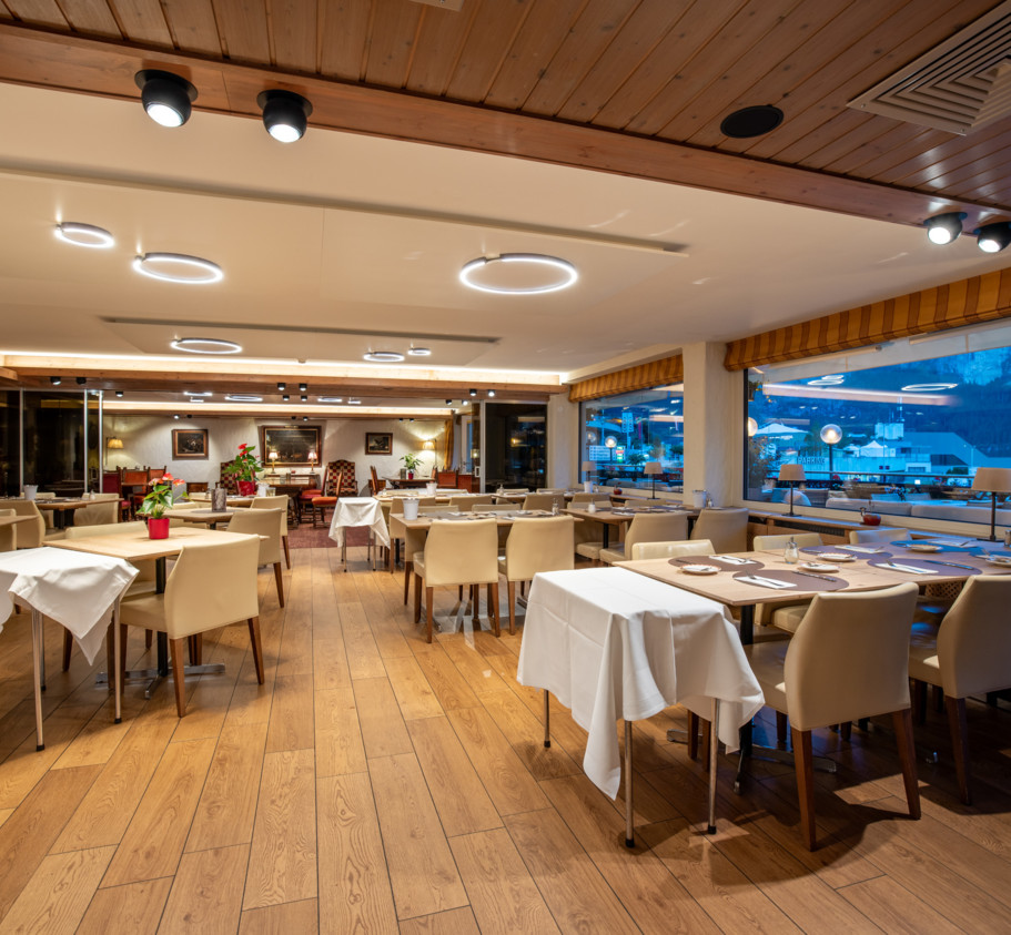 <p>Our Panoramic Dining Room offers a stunning setting with breathtaking views of the alpine peaks.&nbsp;<br>Start your day with a generous continental breakfast, and in high season, enjoy our evening service with delicious à la carte dishes.&nbsp;<br>With its spacious yet cozy atmosphere, it’s the perfect place for both intimate dinners and larger group gatherings.</p>