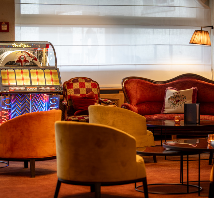 <p>Treat yourself to a fine drop from our diverse wine selection or enjoy an aperitif. After an eventful day in the mountains, you can relax with a drink in the Jukebox Lounge or on the terrace and be enchanted by the view of the Eiger North Face.</p><p>&nbsp;</p>