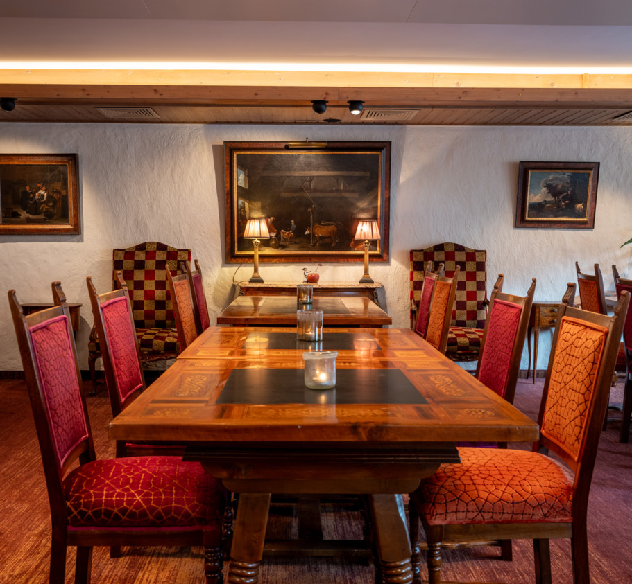 <p>Our Panoramic Dining Room offers a stunning setting with breathtaking views of the alpine peaks.&nbsp;<br>Start your day with a generous continental breakfast, and in high season, enjoy our evening service with delicious à la carte dishes.&nbsp;<br>With its spacious yet cozy atmosphere, it’s the perfect place for both intimate dinners and larger group gatherings.</p>