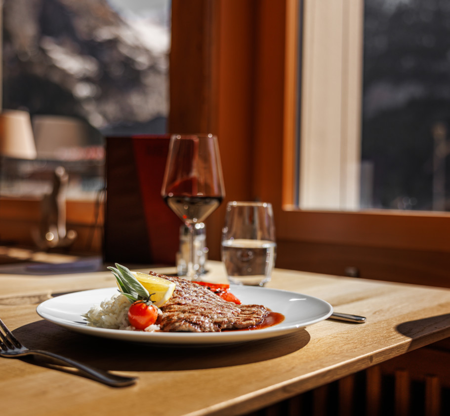 <p>Our Panoramic Dining Room offers a stunning setting with breathtaking views of the alpine peaks.&nbsp;<br>Start your day with a generous continental breakfast, and in high season, enjoy our evening service with delicious à la carte dishes.&nbsp;<br>With its spacious yet cozy atmosphere, it’s the perfect place for both intimate dinners and larger group gatherings.</p>