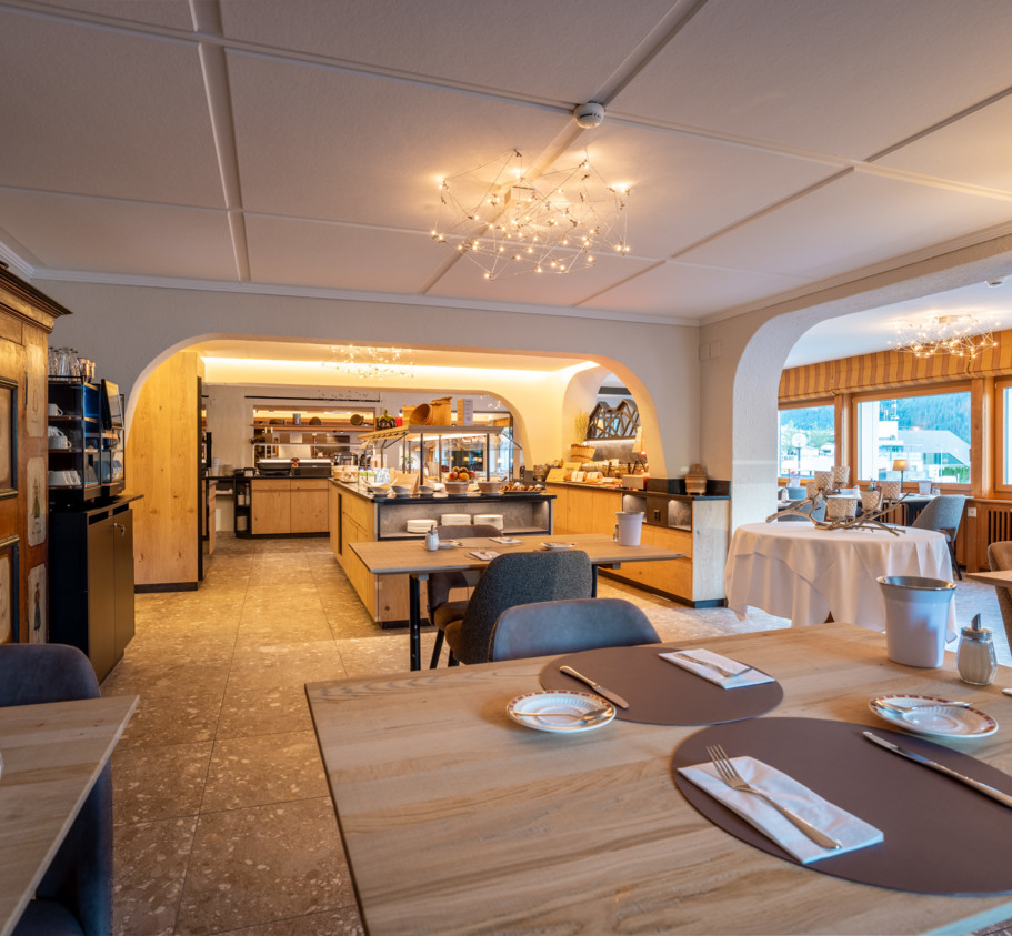 <p>Our Panoramic Dining Room offers a stunning setting with breathtaking views of the alpine peaks.&nbsp;<br>Start your day with a generous continental breakfast, and in high season, enjoy our evening service with delicious à la carte dishes.&nbsp;<br>With its spacious yet cozy atmosphere, it’s the perfect place for both intimate dinners and larger group gatherings.</p>