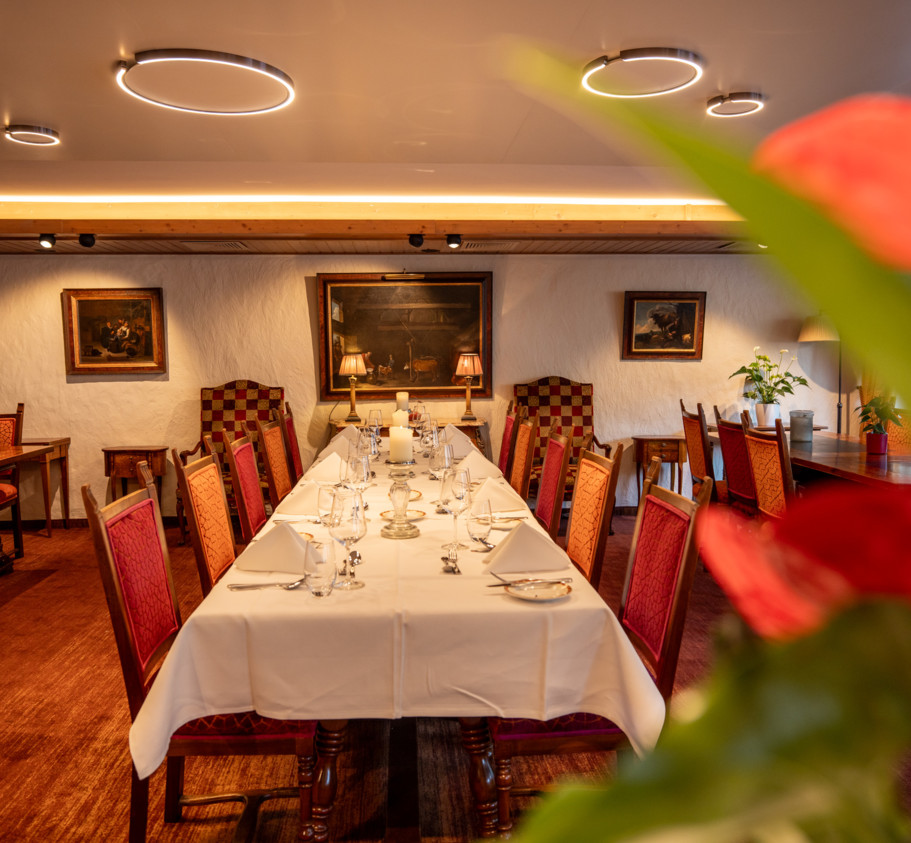 <p>Unser Panoramasaal bietet eine atemberaubende Kulisse mit spektakulärem Blick auf die Alpen.<br>Beginnen Sie den Tag mit einem reichhaltigen kontinentalen Frühstück und geniessen Sie in der Hochsaison am Abend köstliche à la carte Gerichte.<br>Mit seiner grosszügigen und gemütlichen Atmosphäre ist es der perfekte Ort für romantische Abendessen sowie grössere Gruppen.</p>