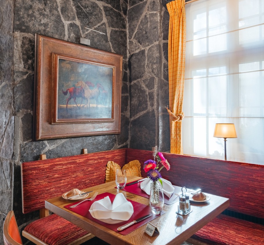 <p>The traditional restaurant, with its "Stübli" and boulevard terrace on the village square in the heart of Grindelwald, invites you to relax and enjoy good swiss food.</p><p>Our restaurant offers a brasserie-style cuisine, featuring authentic Swiss classics and international specialties.<br>We focus on pure, honest flavors – always fresh and full of taste.</p><p>We look forward to delighting you with our culinary delights.</p>