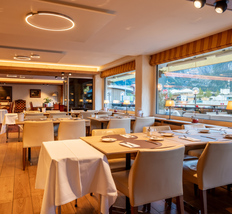 <p>Unser Panoramasaal bietet eine atemberaubende Kulisse mit spektakulärem Blick auf die Alpen.<br>Beginnen Sie den Tag mit einem reichhaltigen kontinentalen Frühstück und geniessen Sie in der Hochsaison am Abend köstliche à la carte Gerichte.<br>Mit seiner grosszügigen und gemütlichen Atmosphäre ist es der perfekte Ort für romantische Abendessen sowie grössere Gruppen.</p>