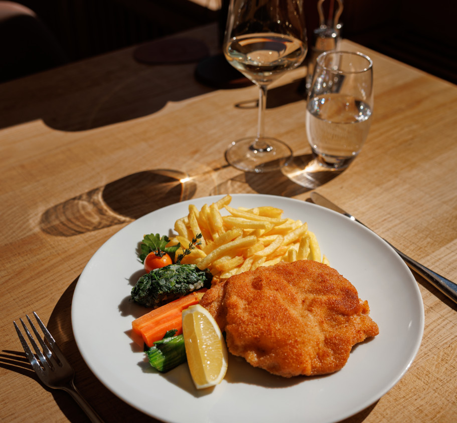 <p>Our Panoramic Dining Room offers a stunning setting with breathtaking views of the alpine peaks.&nbsp;<br>Start your day with a generous continental breakfast, and in high season, enjoy our evening service with delicious à la carte dishes.&nbsp;<br>With its spacious yet cozy atmosphere, it’s the perfect place for both intimate dinners and larger group gatherings.</p>