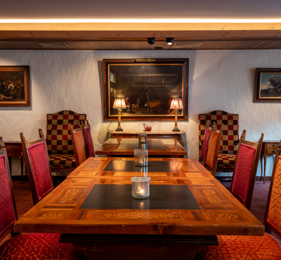 <p>Our Panoramic Dining Room offers a stunning setting with breathtaking views of the alpine peaks.&nbsp;<br>Start your day with a generous continental breakfast, and in high season, enjoy our evening service with delicious à la carte dishes.&nbsp;<br>With its spacious yet cozy atmosphere, it’s the perfect place for both intimate dinners and larger group gatherings.</p>