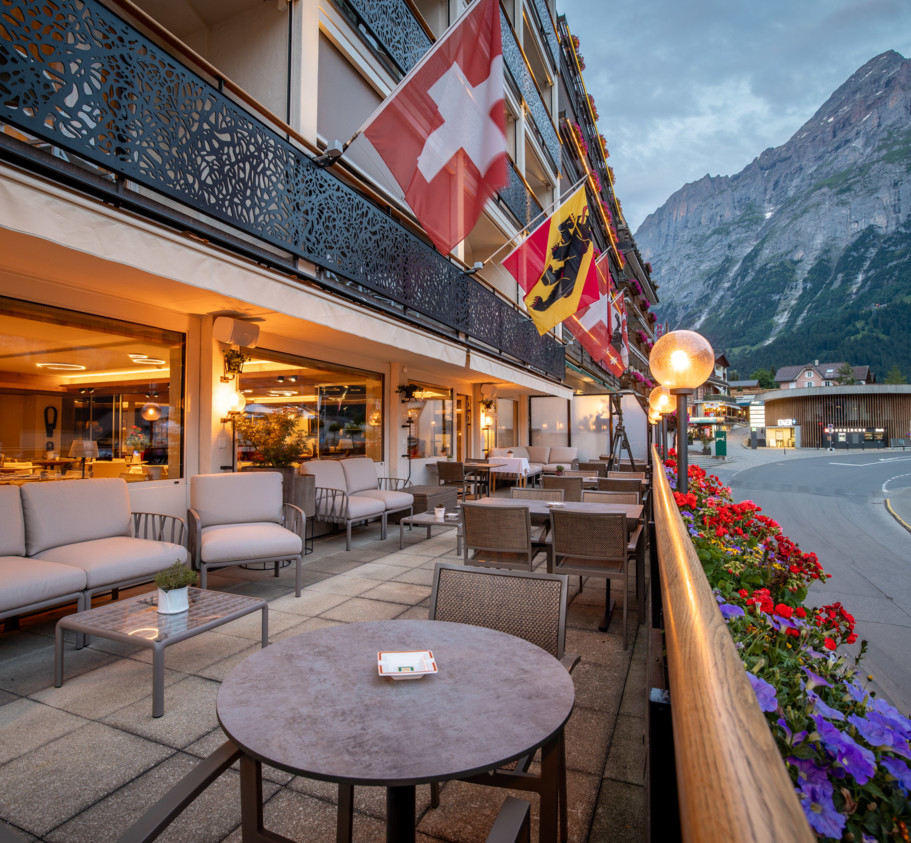 <p>Notre Salle à manger panoramique offre un cadre magnifique avec une vue imprenable sur les sommets alpins.<br>Commencez votre journée avec un généreux petit-déjeuner continental et, en haute saison, savourez notre service du soir avec de délicieux plats à la carte.<br>Avec son atmosphère spacieuse et chaleureuse, c'est l'endroit idéal pour des dîners intimes comme pour des repas en groupe.</p>