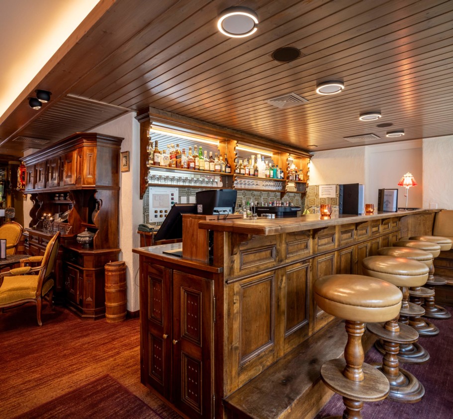 <p>Verwöhnen Sie sich mit einem feinen Tropfen aus unserer vielfältigen Weinauswahl oder geniessen Sie einen Aperitif. Nach einem erlebnisreichen Tag in den Bergen kann man bei einem Drink in der Jukebox Lounge oder auf der Terrasse herrlich entspannen und sich von der Aussicht auf die Eigernordwand verzaubern lassen.</p><p>&nbsp;</p>