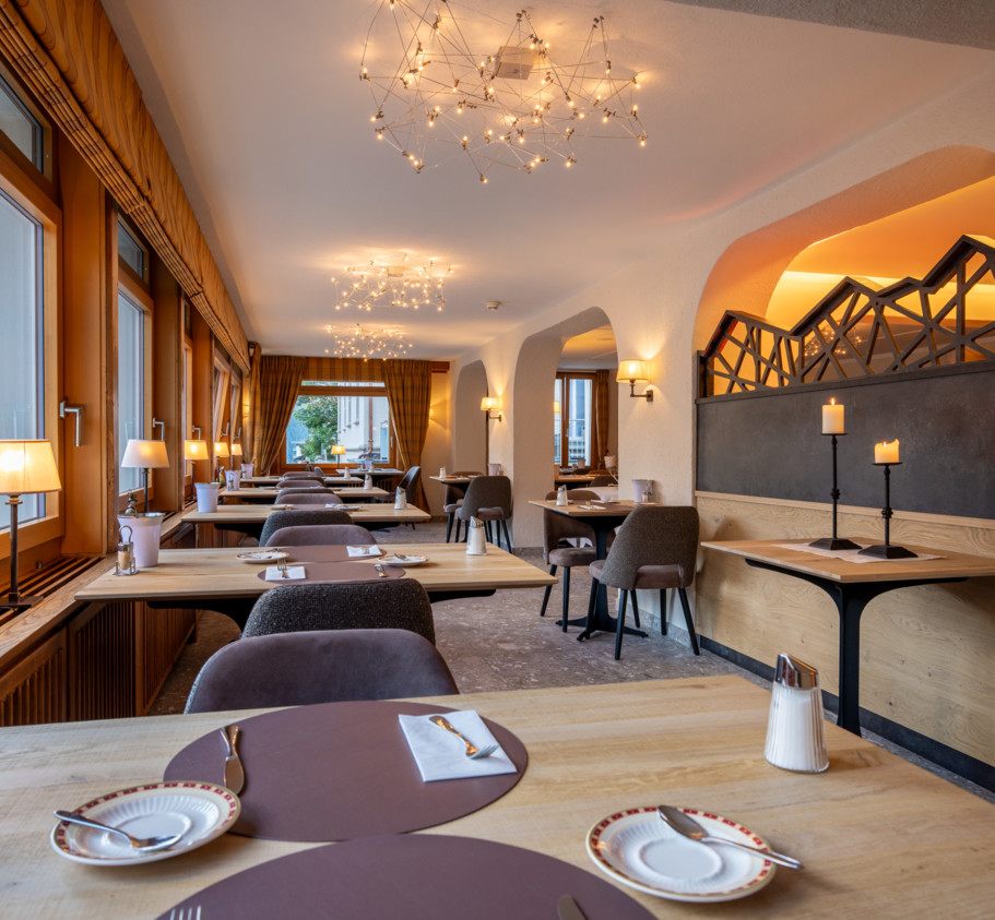 <p>Our Panoramic Dining Room offers a stunning setting with breathtaking views of the alpine peaks.&nbsp;<br>Start your day with a generous continental breakfast, and in high season, enjoy our evening service with delicious à la carte dishes.&nbsp;<br>With its spacious yet cozy atmosphere, it’s the perfect place for both intimate dinners and larger group gatherings.</p>