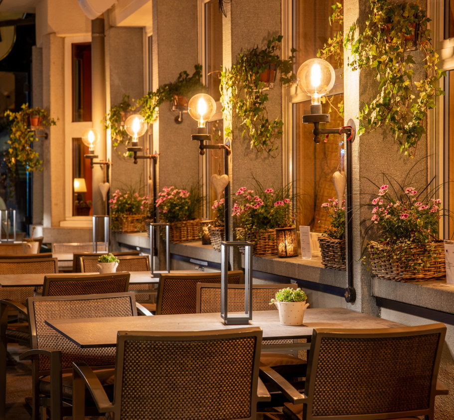 <p>The traditional restaurant, with its "Stübli" and boulevard terrace on the village square in the heart of Grindelwald, invites you to relax and enjoy good swiss food.</p><p>Our restaurant offers a brasserie-style cuisine, featuring authentic Swiss classics and international specialties.<br>We focus on pure, honest flavors – always fresh and full of taste.</p><p>We look forward to delighting you with our culinary delights.</p>