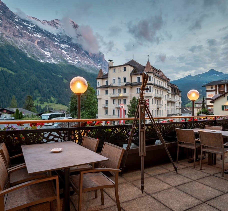 <p>Our Panoramic Dining Room offers a stunning setting with breathtaking views of the alpine peaks.&nbsp;<br>Start your day with a generous continental breakfast, and in high season, enjoy our evening service with delicious à la carte dishes.&nbsp;<br>With its spacious yet cozy atmosphere, it’s the perfect place for both intimate dinners and larger group gatherings.</p>